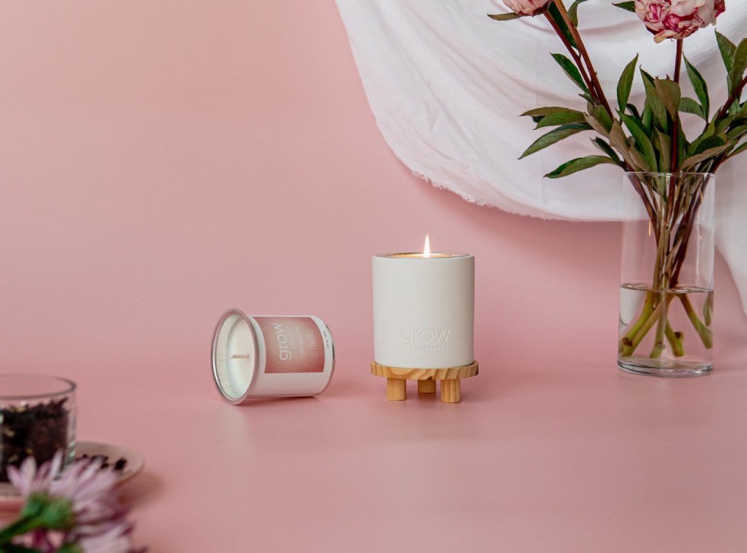 Hibiscus Tea Candle on pink background with hibiscus tea and pink flowers (featured)